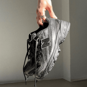 New Balance 740 { BLACK/BLACK CEMENT