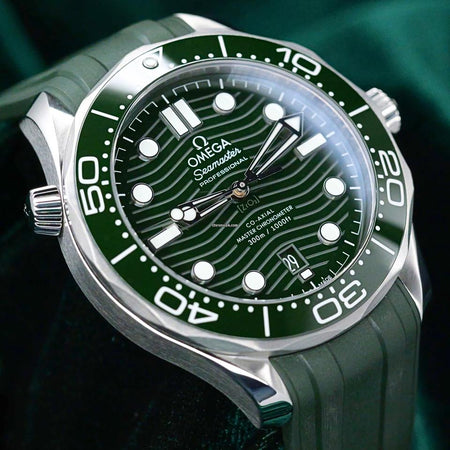 Omega Seamaster Diver 300 MMINT FULL SET Seamaster Diver 300 M Co-Axial Master Chronometer Green 210.30.42.20.10.001